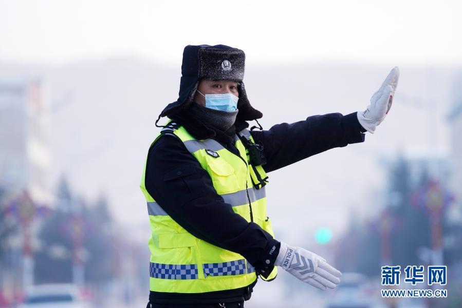 "最冷小镇"交警:-40℃极寒中的交通守护者