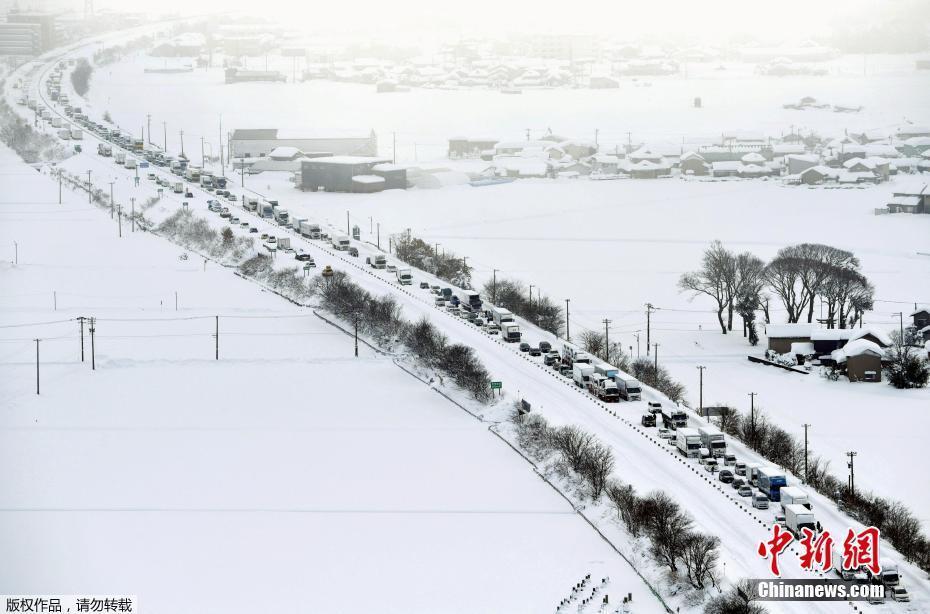 日本多地遭遇大雪天气 多条高速路车辆排