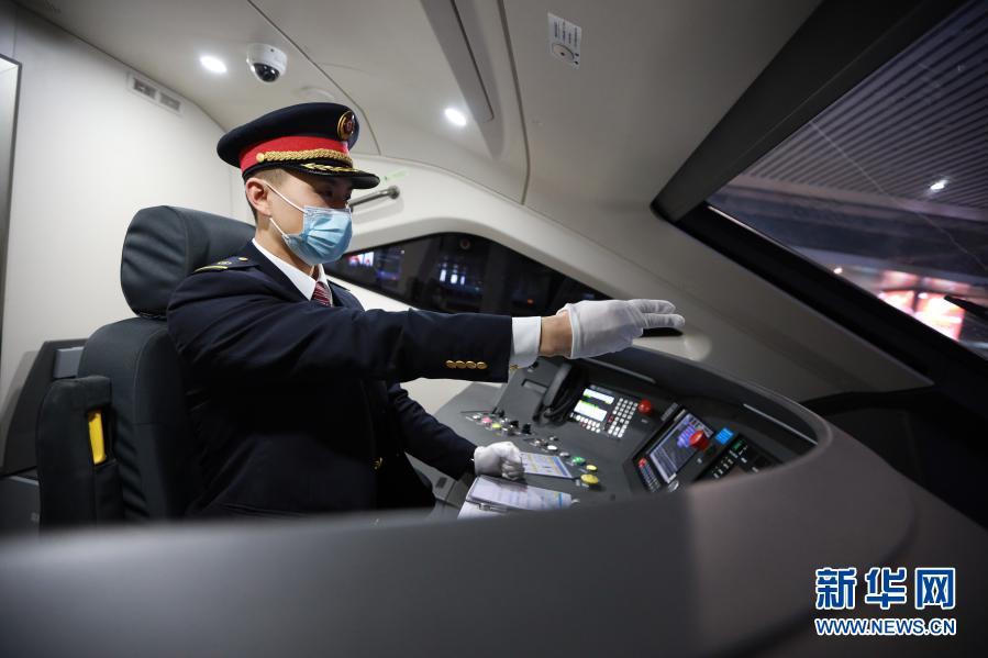 1月15日,d2809次列车司机在驾驶室内工作.新华社记者 刘续 摄