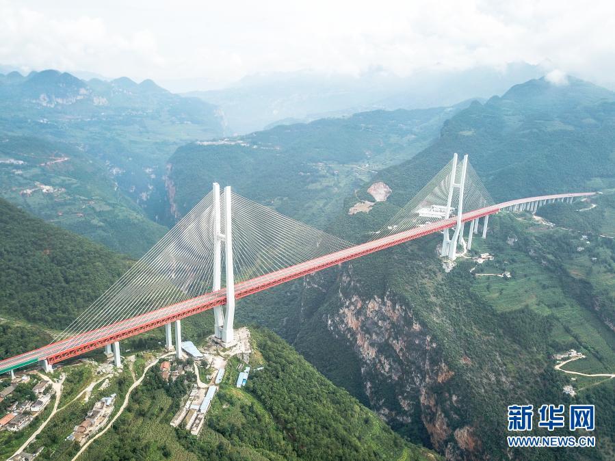 這是位於貴州,雲南交界處的杭瑞高速北盤江大橋(2018年8月10日攝,無人