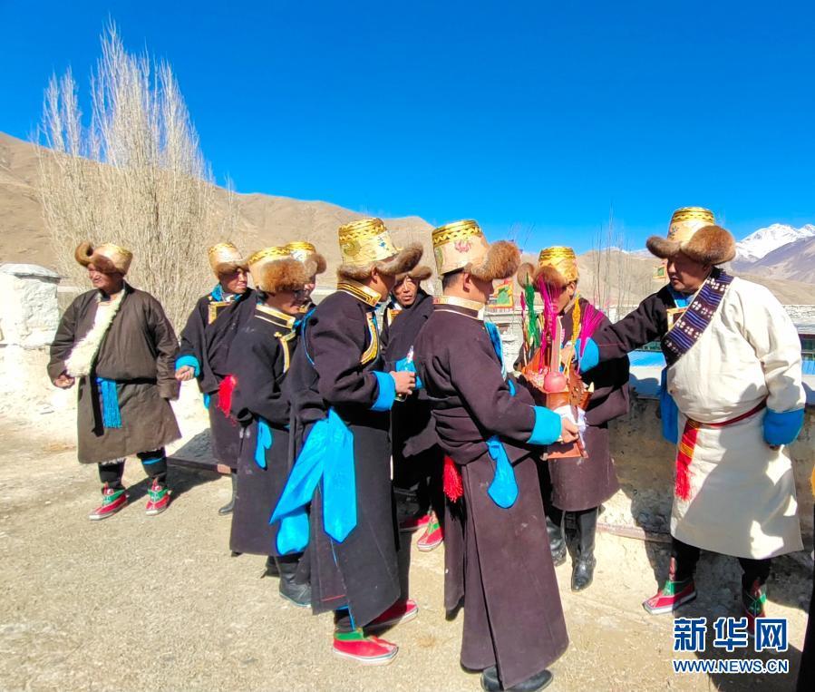 2月12日,西藏山南市贡嘎县农民在相互拜年.新华社记者 普布扎西 摄