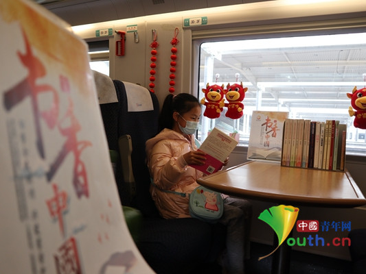 列车上的移动"图书馆",丰富旅客出行体验