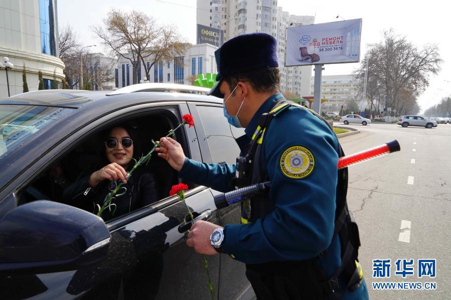 乌兹别克斯坦民众欢庆"三八"国际妇女节