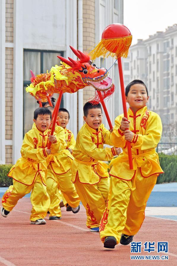 当日是农历二月初二,人们在丰富多彩的民俗活动中欢庆传统节日.