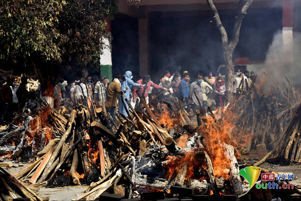 印度新冠病亡者激增 遗体被露天火化 (2/6)