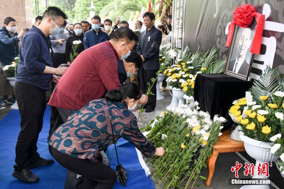 民众排长龙雨中悼念袁隆平