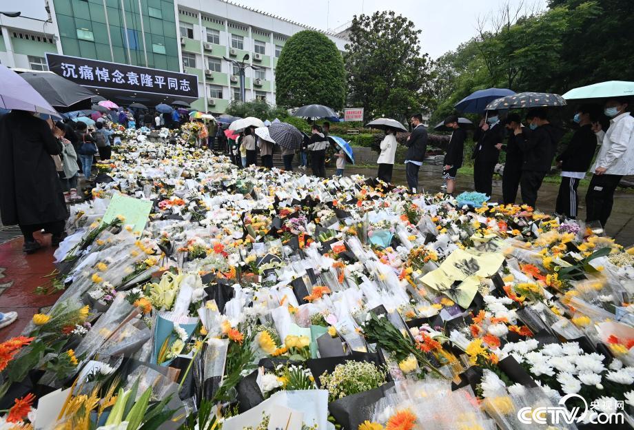 長沙民眾悼念袁隆平鮮花堆積如山