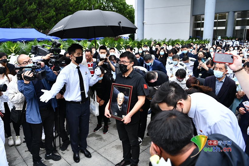 吴孟超院士遗体告别仪式举行民众冒雨前来送行14