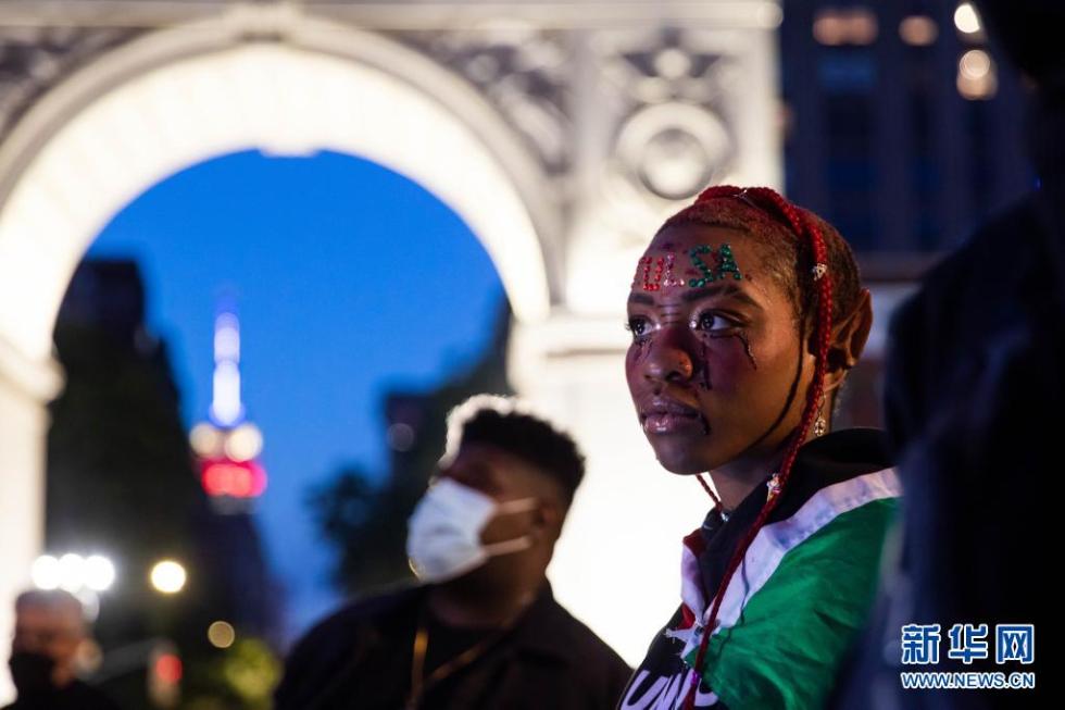 5月31日,在美国纽约,一名参加纪念塔尔萨种族屠杀一百周年活动的