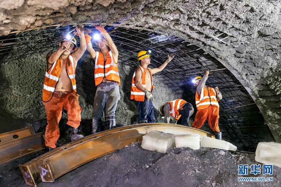 中老铁路景寨隧道建设者正在掌子面施工(5月31日摄).