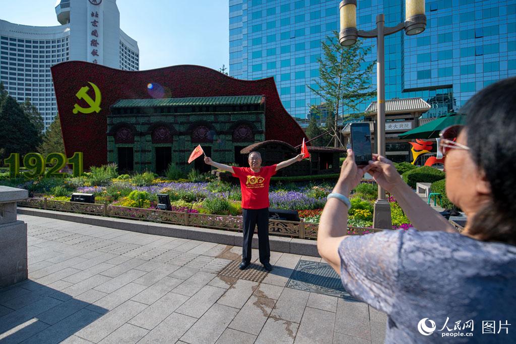 为庆祝中国共产党成立100周年,北京长安街沿线10组立体花坛相继亮相