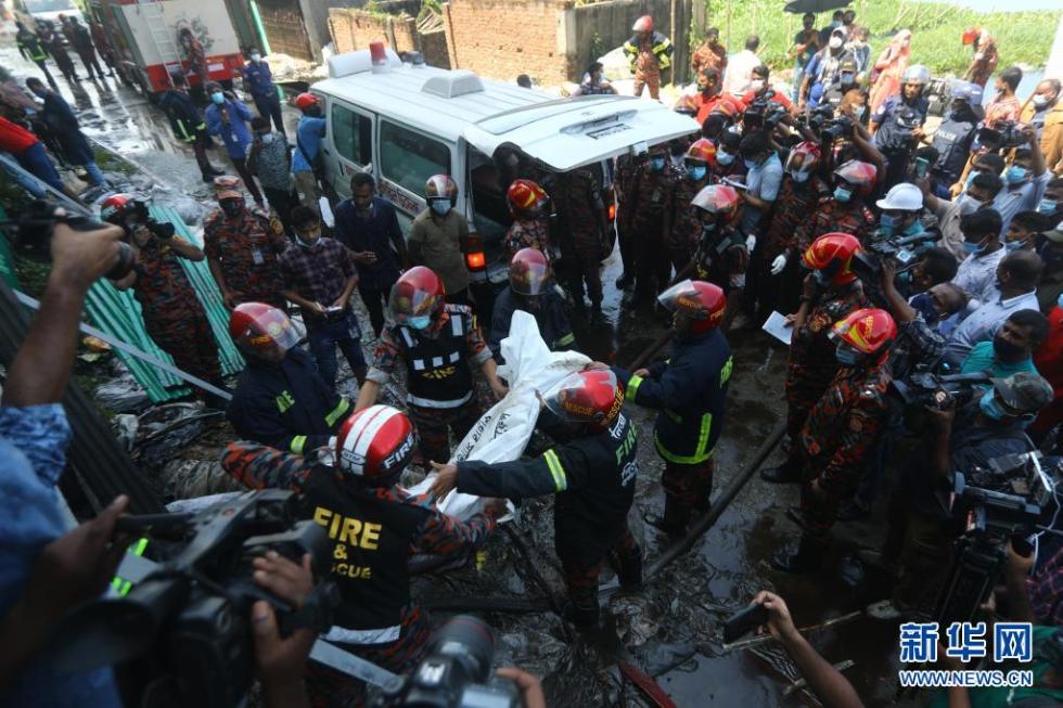 7月9日,消防人员在孟加拉国纳拉扬甘杰发生火灾的工厂转移遇难者遗体