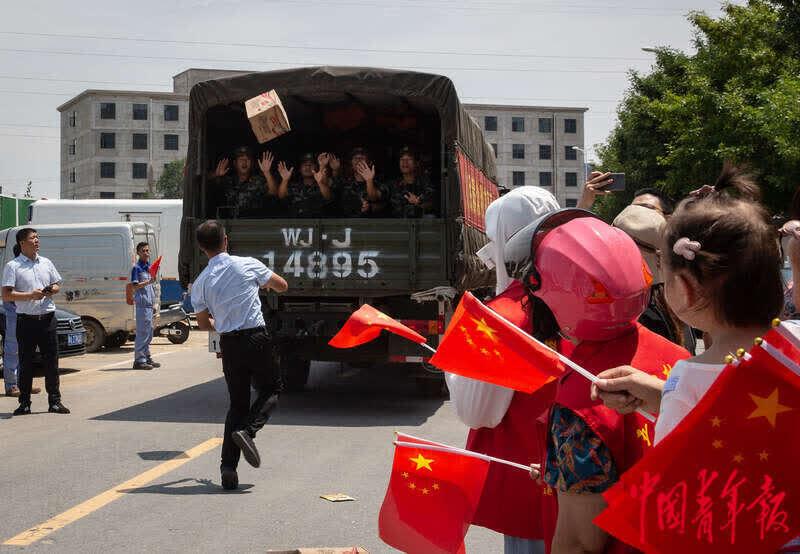 郑州市民送别抗洪救灾战士