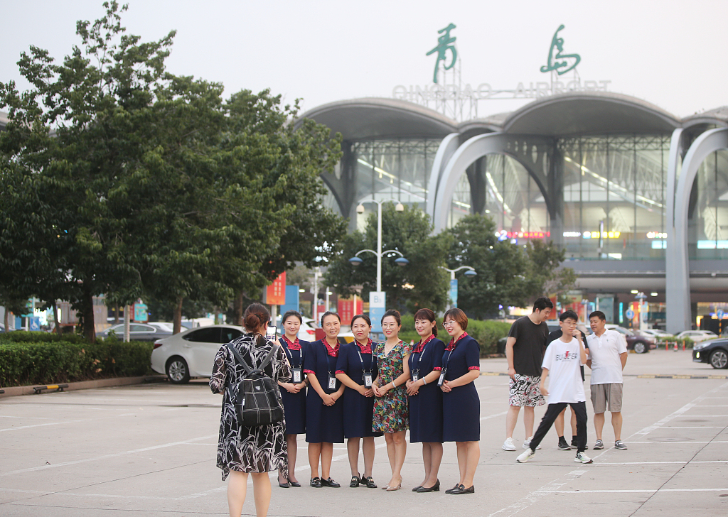 青岛流亭机场39载流金岁月圆满落幕市民合影告别