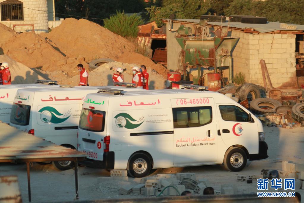 8月15日,在黎巴嫩北部阿卡尔省塔利勒镇的油罐车爆炸现场,救护车等待