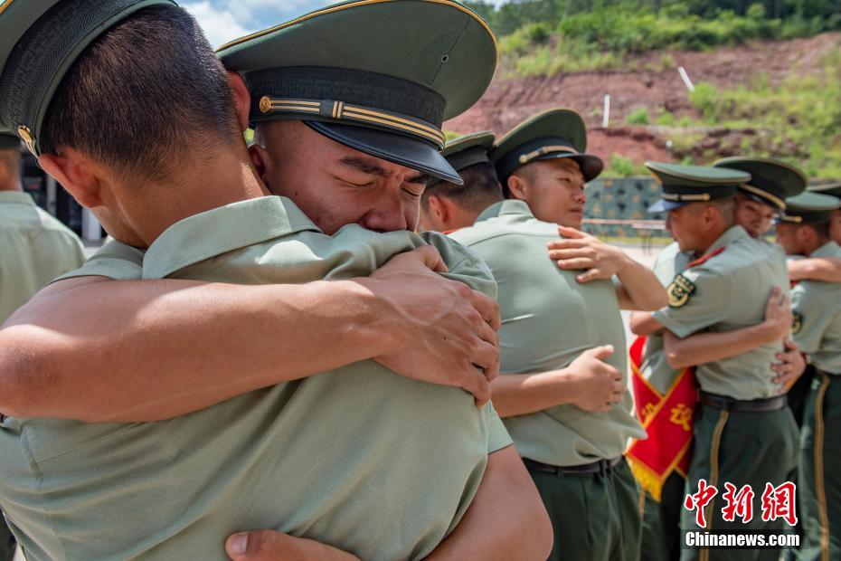 广西玉林武警官兵含泪告别军旅生涯
