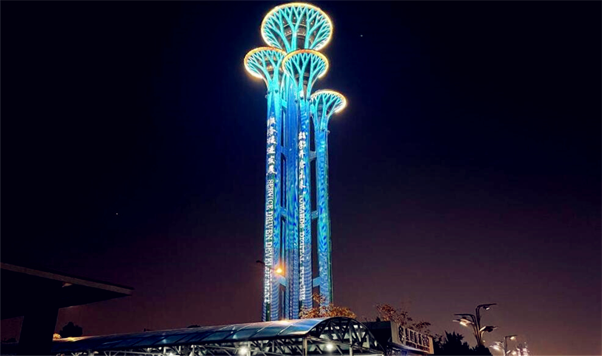  Beijing Olympic Tower lights up the theme light of "Service Trade Fair". jpg