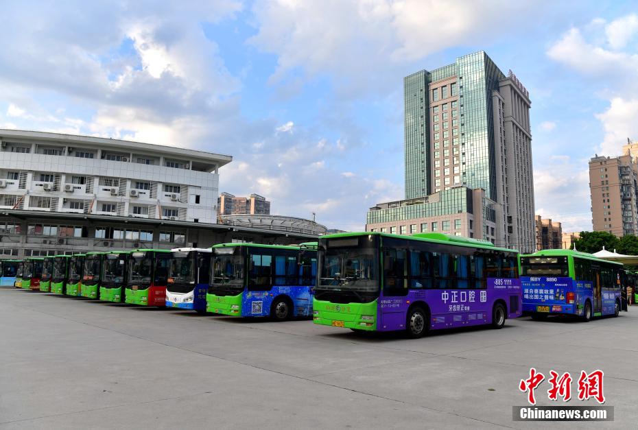 图为9月13日,停放在仙游公交总站的公交车.