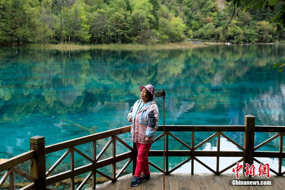 9月27日,四川阿坝,游客在九寨沟景区自拍留影. 王磊 摄