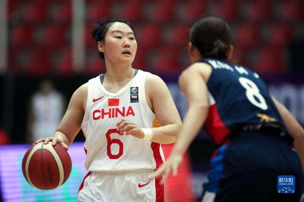 10月2日,中国队球员武桐桐(左)在比赛中带球.