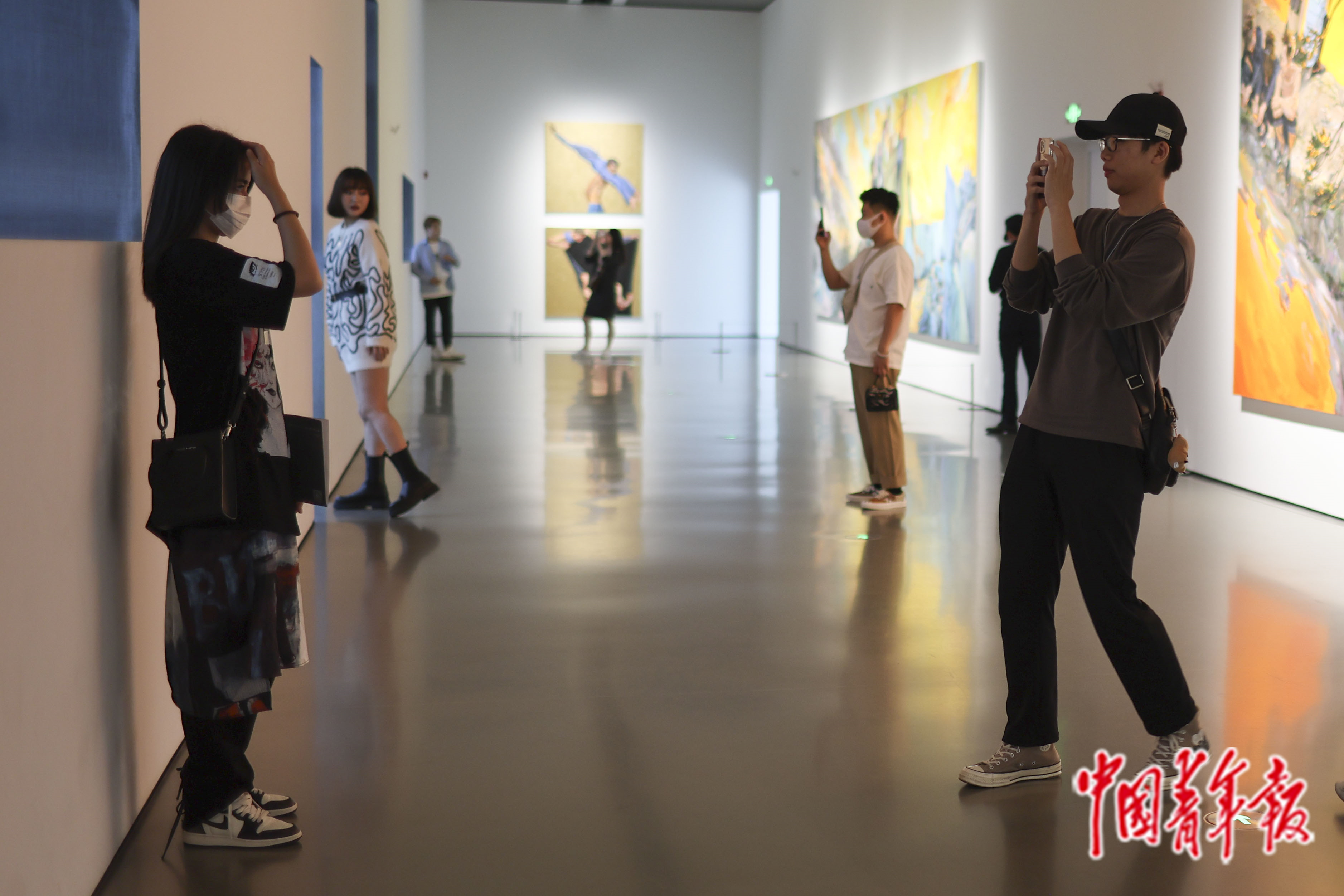 10月4日,山东青岛西海美术馆,独具特色的展厅设计吸引了许多参观者