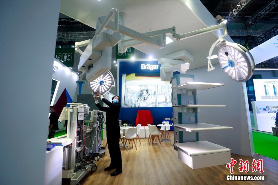 德尔格展台,ambia是全球首个采用蓝牙技术,无线链接及控制的医用吊