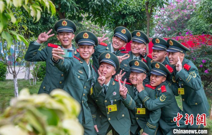 武警广西总队两千余名新兵授衔宣誓