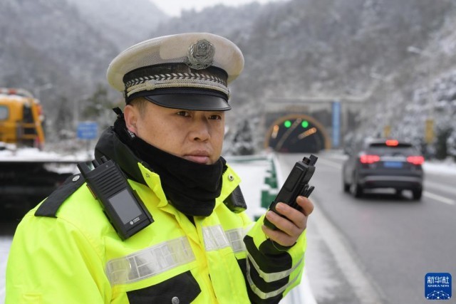 贵州黔南高速交警全员上岗保畅通