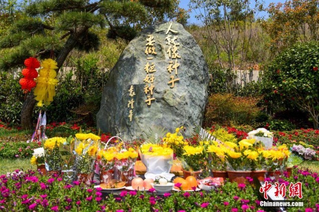 清明假期首日民众悼念袁隆平