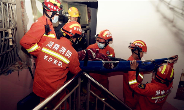 为了生的希望——长沙居民自建房倒塌事故72小时救援直击.jpg