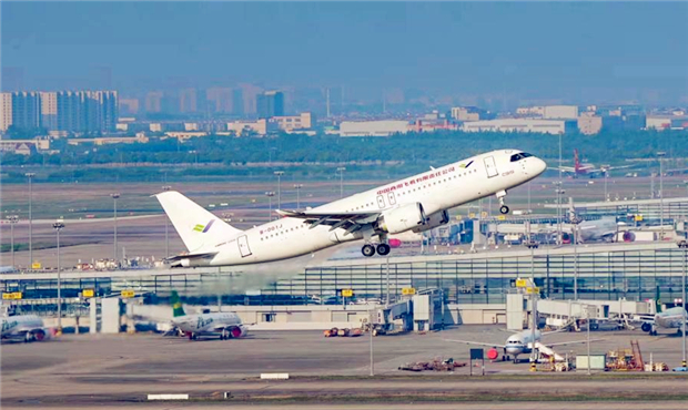 即将交付的首架C919大飞机首飞试验成功.jpg
