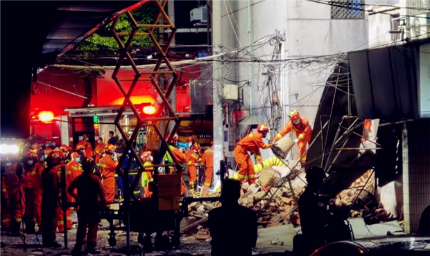 直击江苏常州一店铺爆炸现场 消防人员开展救援.jpg