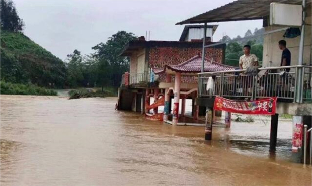广西多地遭暴雨袭击现内涝塌方.jpg