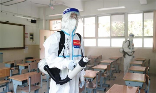 上海：开展校园消杀 为返校复学做准备.jpg