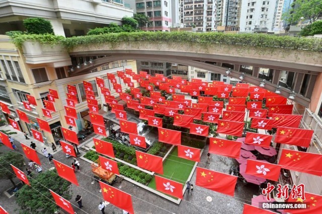 香港街头悬挂国旗特区区旗及广告庆回归25周年