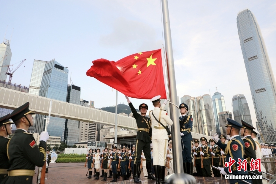 解放军驻港部队举行八一升国旗仪式