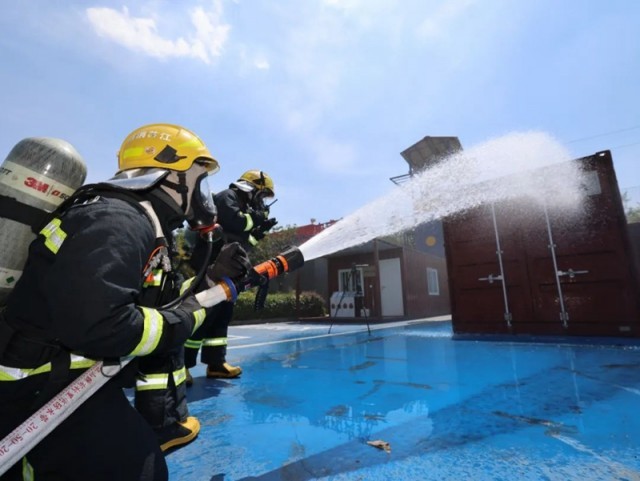 负重训练消防员跟酷暑正面刚
