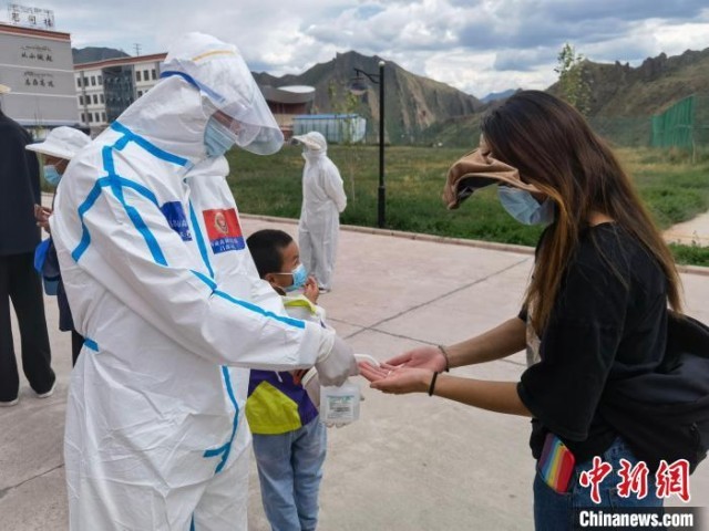 西藏森林消防总队组织力量积极参与驻地疫情防控