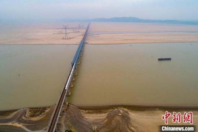 江西升级发布干旱红色预警鄱阳湖跌破历史极值7.11米