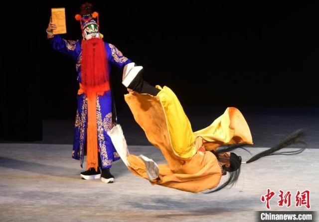 图为选手表演参赛选段打城戏《打金砖·祭太庙》。　吕明 摄