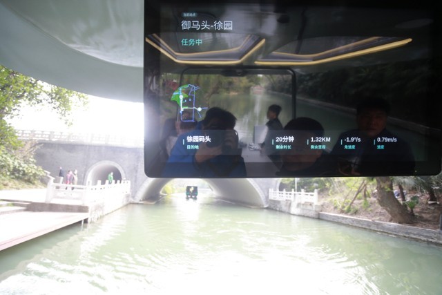 科技感十足的自动驾驶游船。孟德龙摄