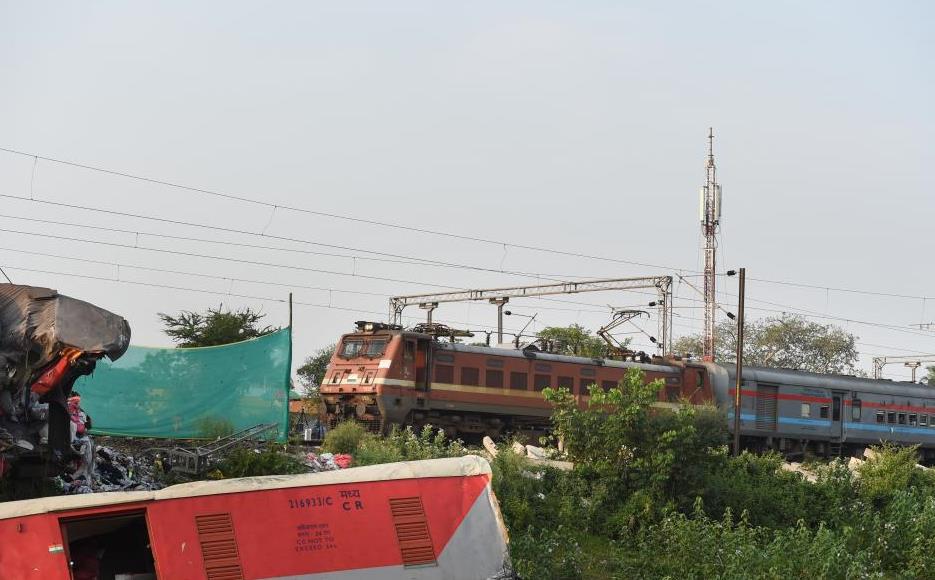 印度调查列车脱轨相撞事故 事发路段恢复运营.jpg