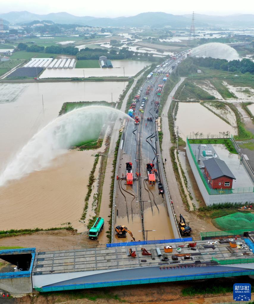 韩国强降雨死亡人数升至33人 (1/6)