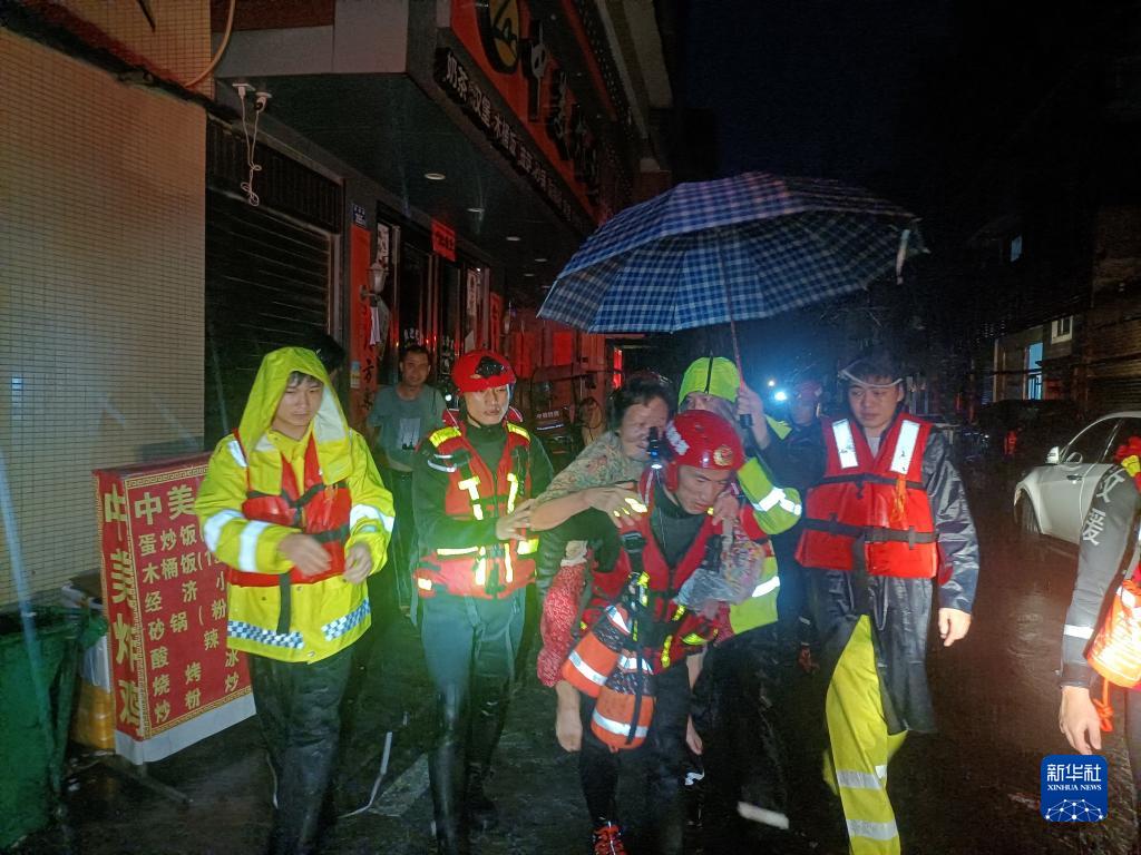 新华全媒+|福州暴雨集中区受灾村的防汛抢险48小时|村民|暴雨|铲车_新浪新闻