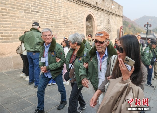 飞虎队老兵参观北京八达岭长城