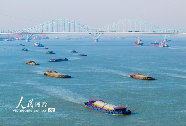 江苏南京：“黄金水道”运输忙
