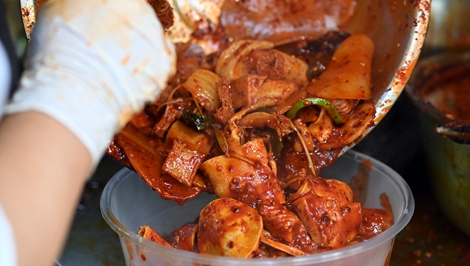 为一份美食奔赴一座城！甘肃天水麻辣烫吸引民众尝鲜.jpg