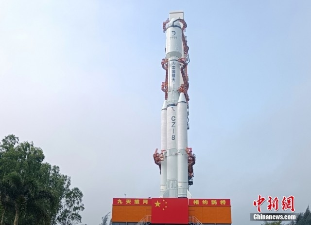 鹊桥二号中继星任务星箭组合体垂直转运至发射区