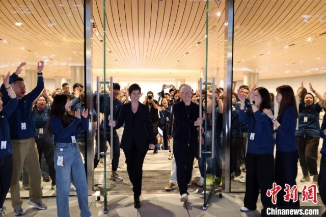 苹果上海静安零售店开业库克亲自开门迎客