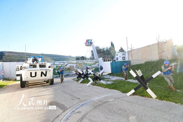 中国第22批赴黎巴嫩维和多功能工兵分队开展防卫演练